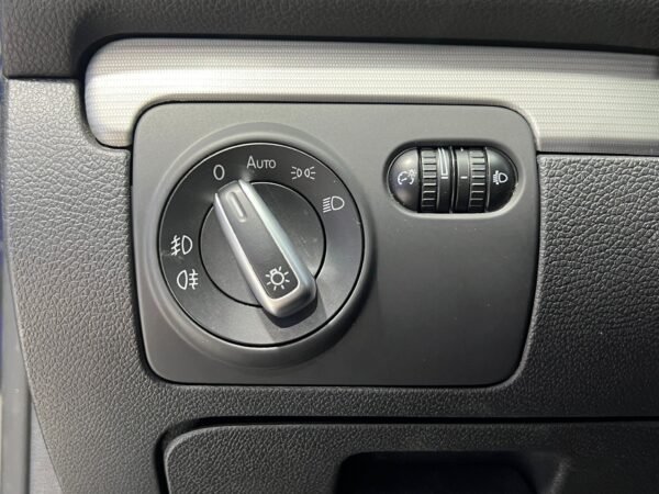 VOLKSWAGEN GOLF R-LINE 2.0 TDI 140 CABALLOS - Imagen 21